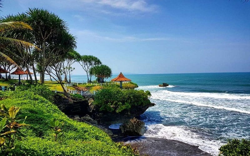 Pesona Pantai Batu Karas