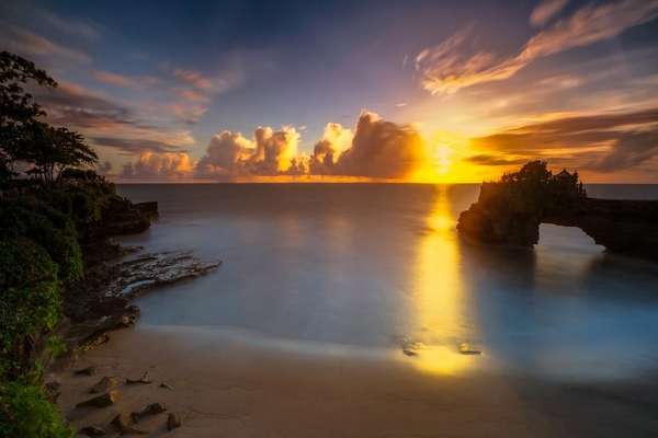 Pesona Pantai Batu Bolong