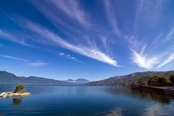 Pesona Danau Singkarak