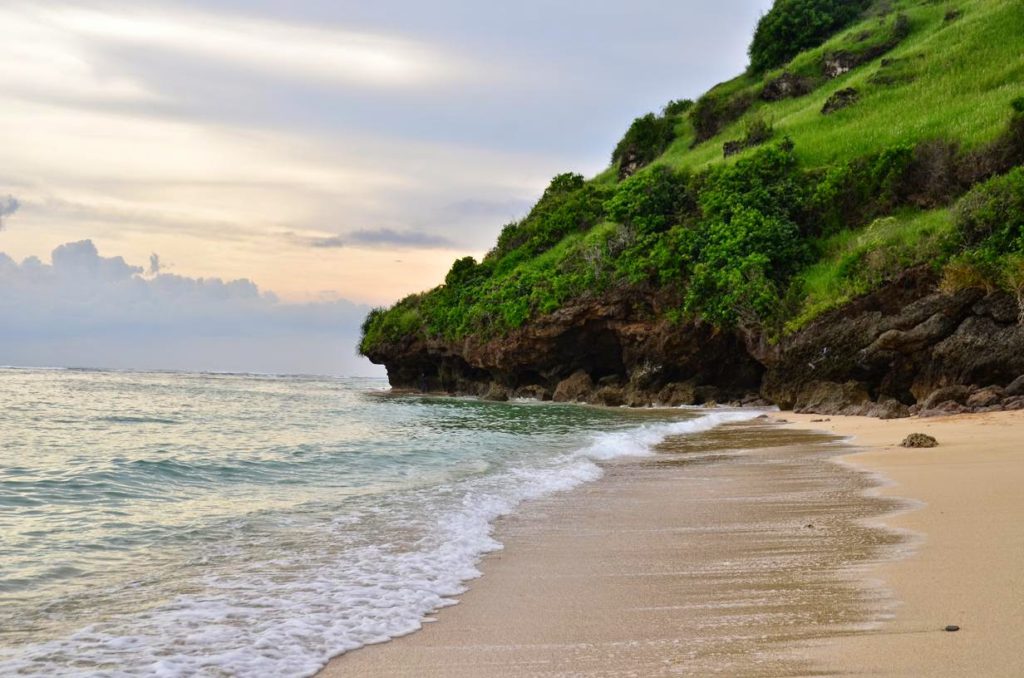 Pesona Pantai Gunung Payung