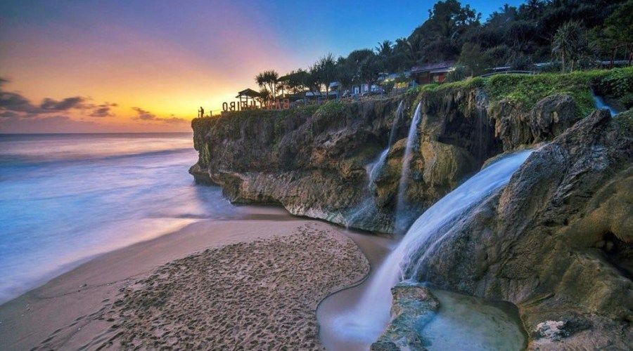 Pesona Pantai Banyutibo