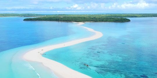 Pesona Pantai Ngurtafur