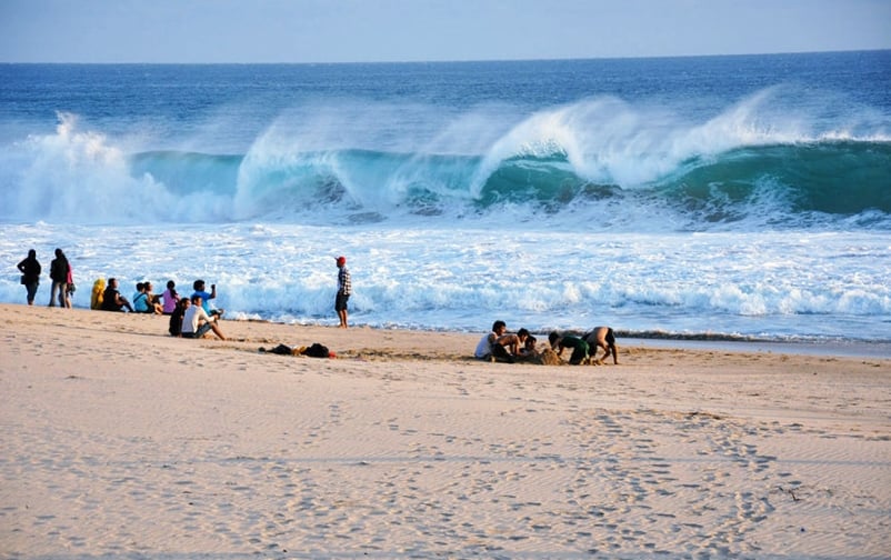 Pesona Pantai Ujung Genteng